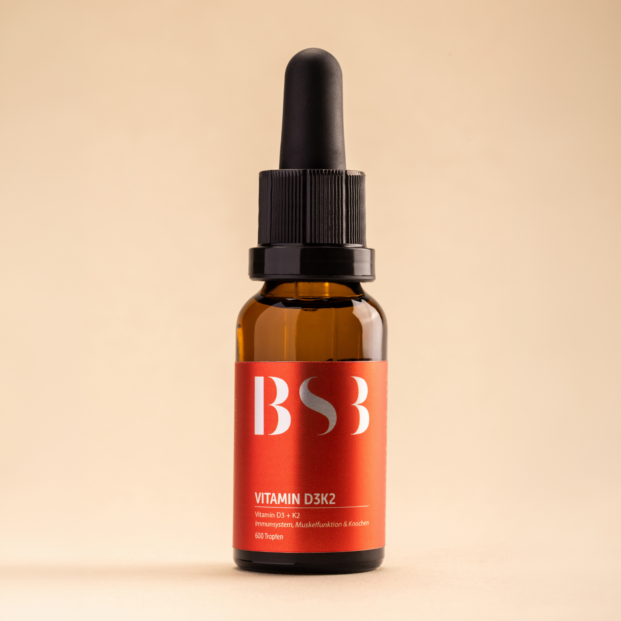 Vitamin D3 K2 Nahrungsergänzungsmittel von BeautySystem-3, Flasche mit Kapseln auf weißem Hintergrund