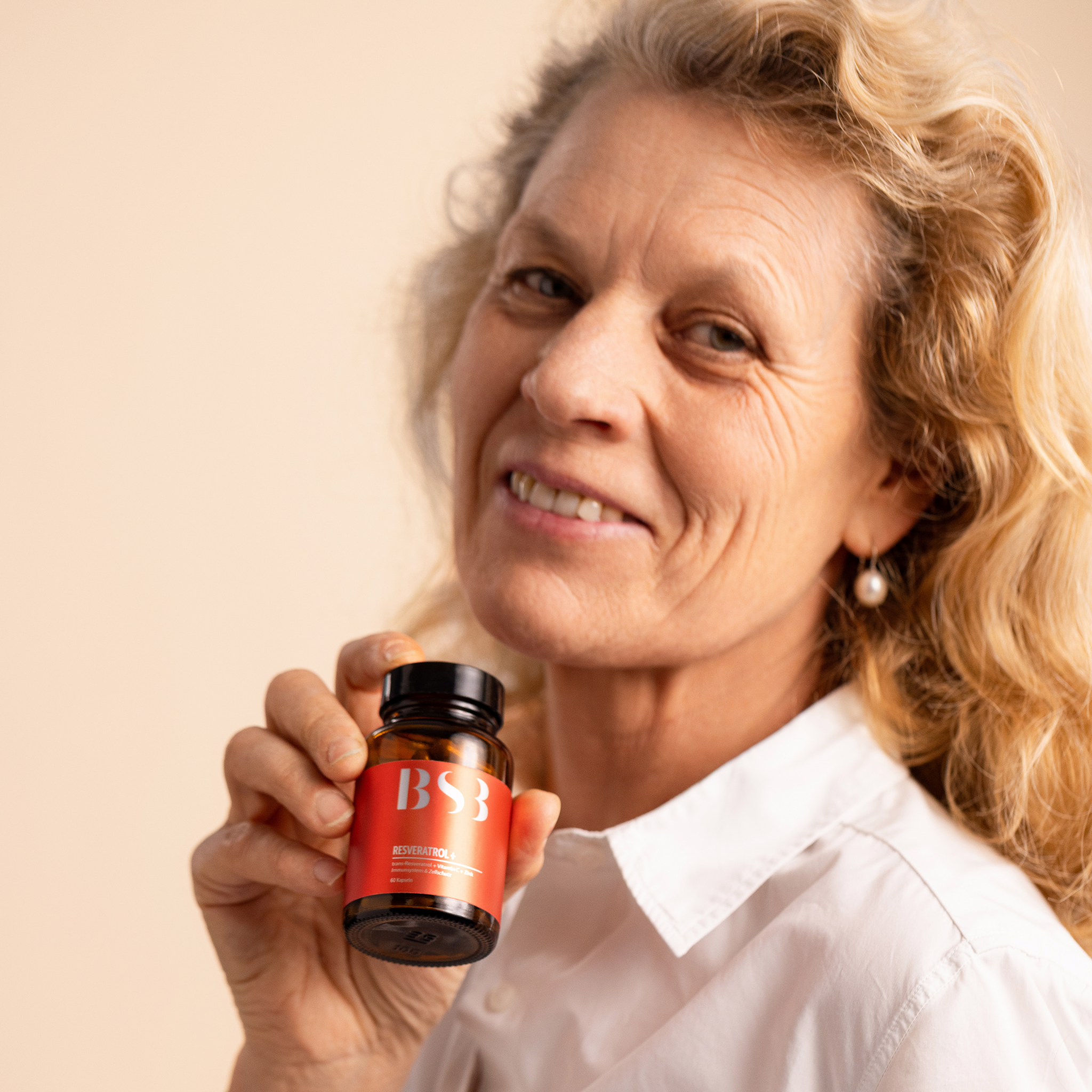 Zwei Flaschen des BeautySystem-3 Resveratrol+ Nahrungsergänzungsmittels auf weißem Hintergrund.