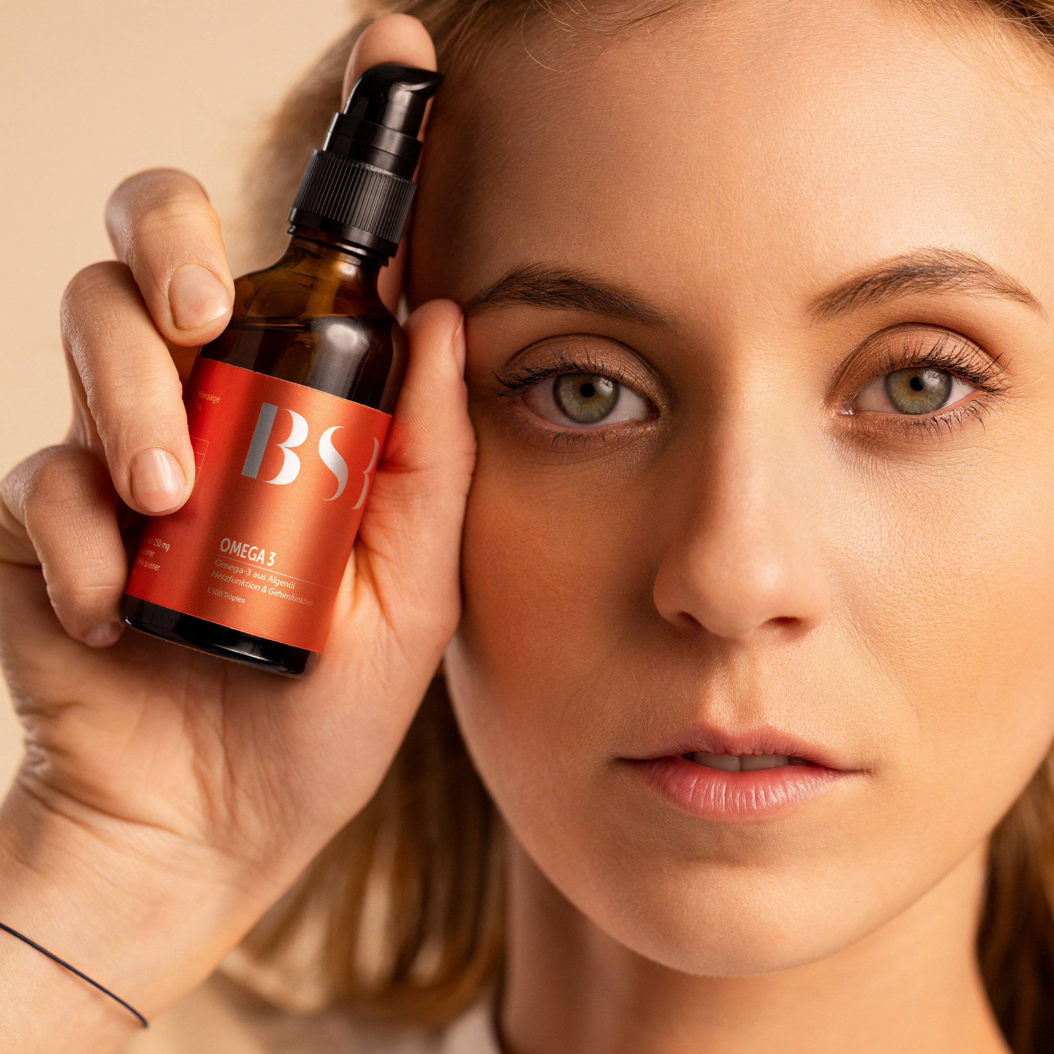 Zwei Flaschen Omega 3 Strong von BeautySystem-3 mit grünen Kapseln und weißem Etikett, Nahaufnahme der Nahrungsergänzung.