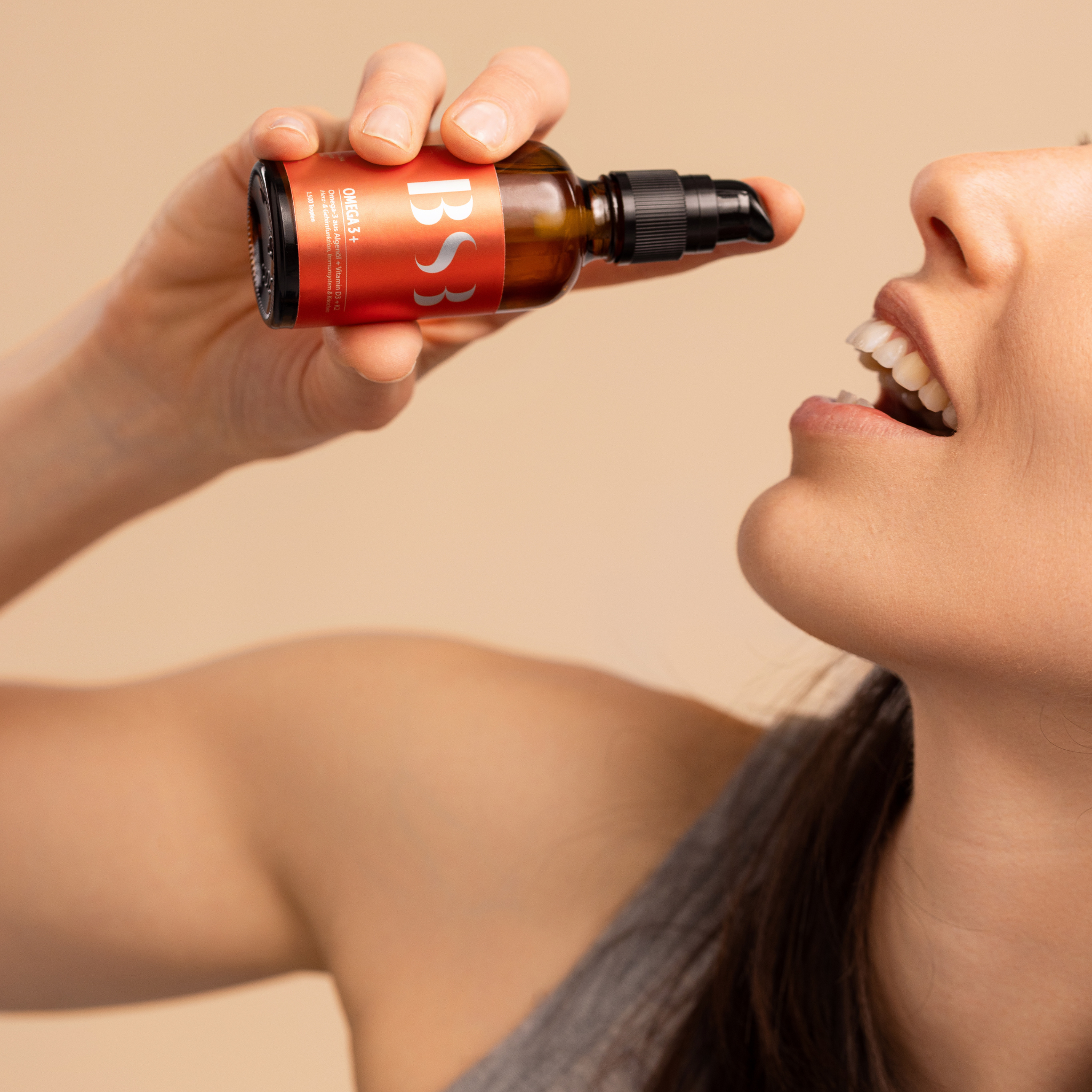 Omega 3+ Nahrungsergänzungsmittel von BeautySystem-3, zwei Kapseln auf weißem Hintergrund, hochwertige Fischöl-Tabletten