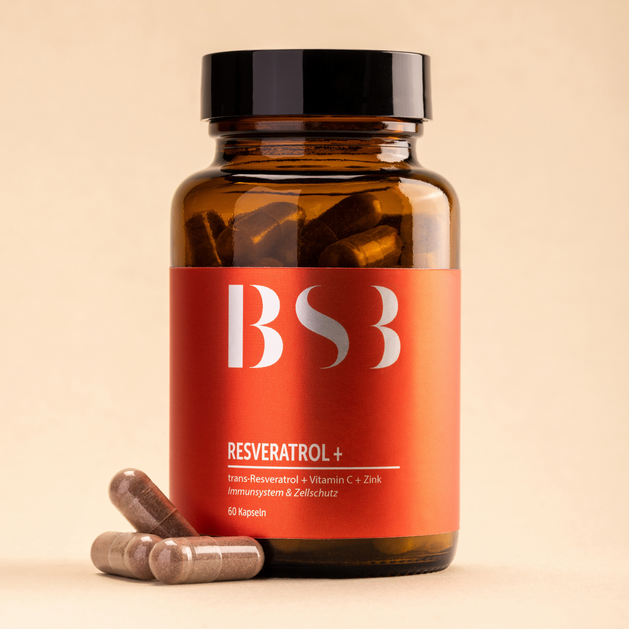 Drei Resveratrol-Tabletten von BeautySystem-3 in einer transparenten Verpackung auf weißem Hintergrund