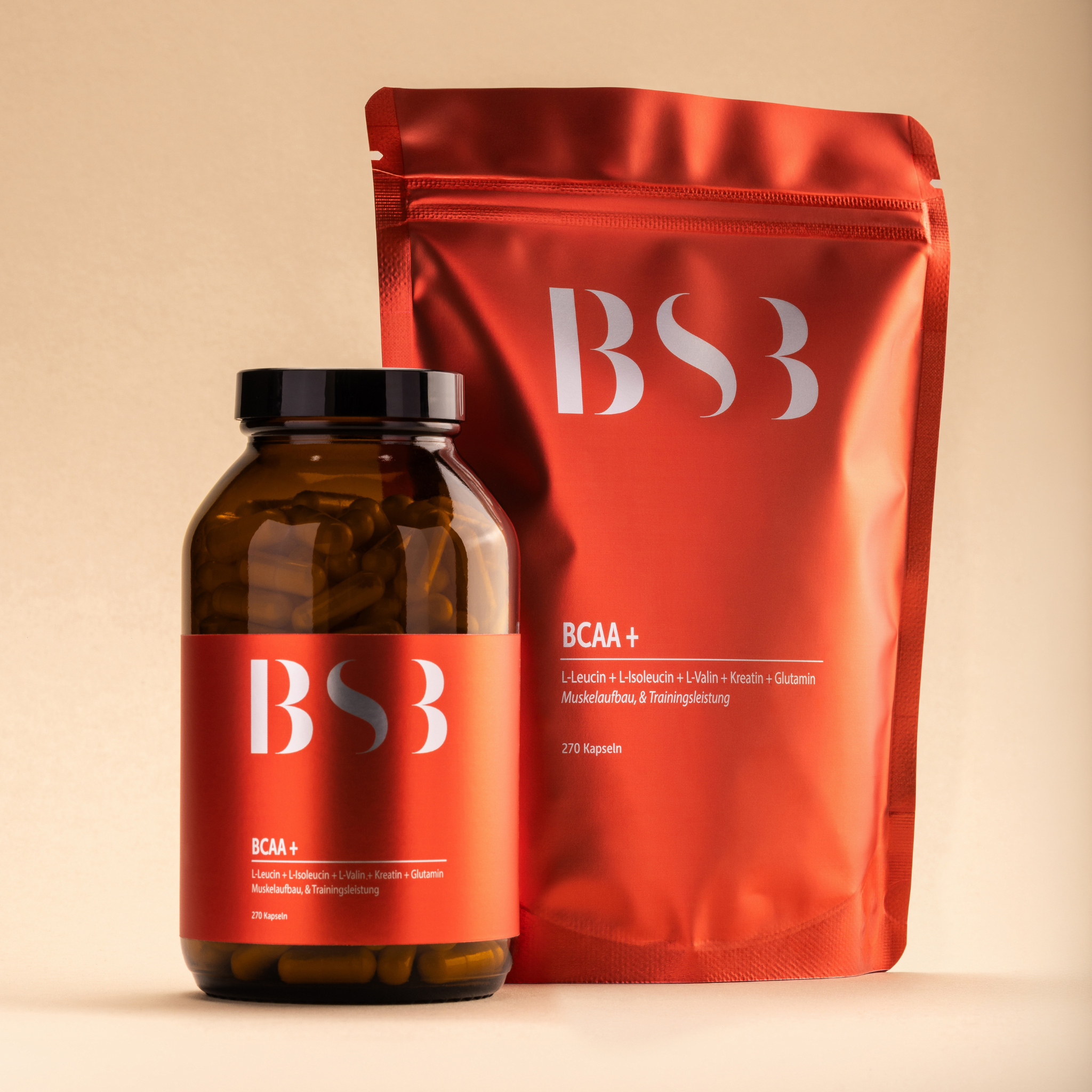 Drei Behälter BCAA+ von BeautySystem-3 mit bunten Etiketten, für Muskelaufbau und Erholung, auf weißem Hintergrund.