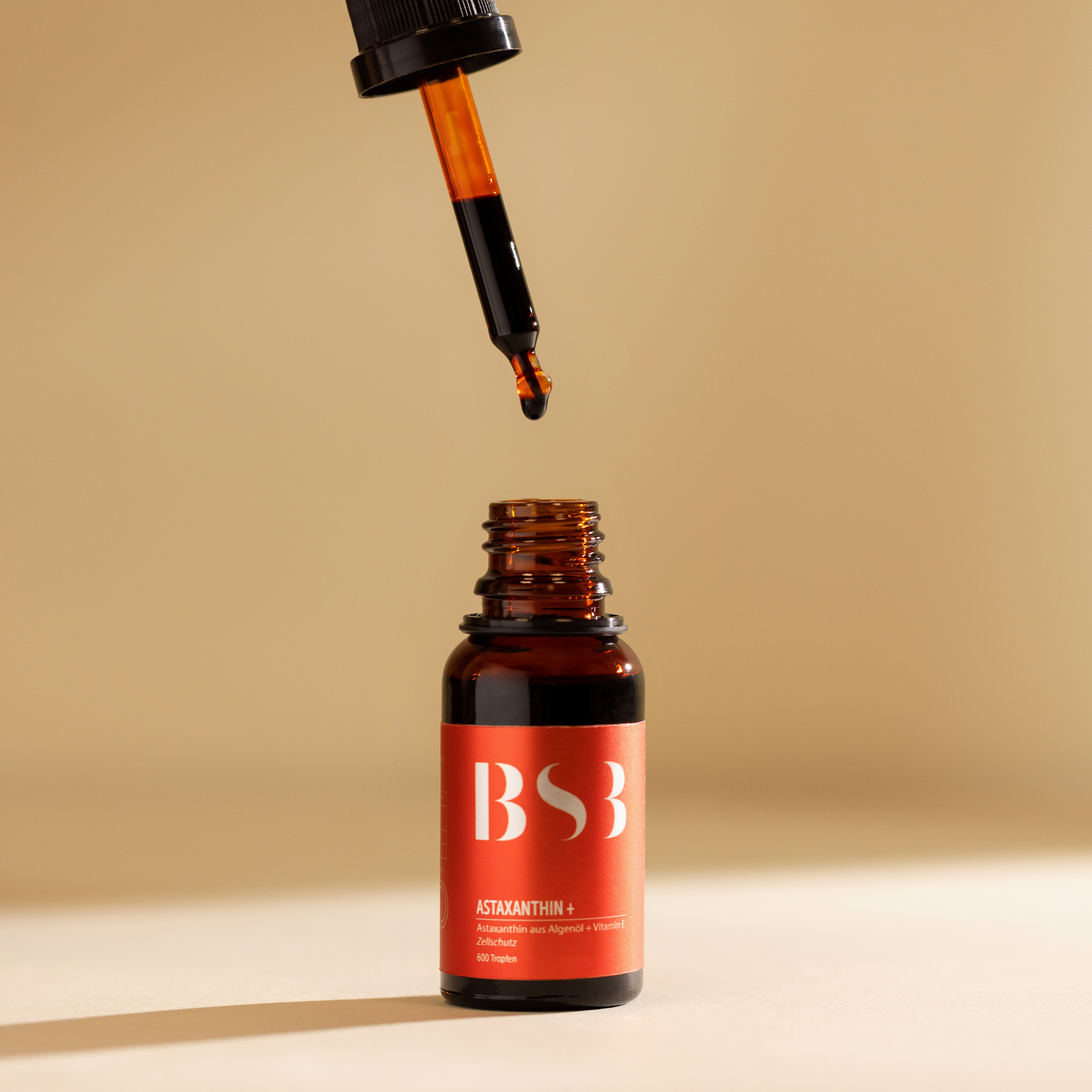 Drei BeautySystem-3 Astaxanthin-Kapseln in einer weißen Verpackung auf weißem Hintergrund