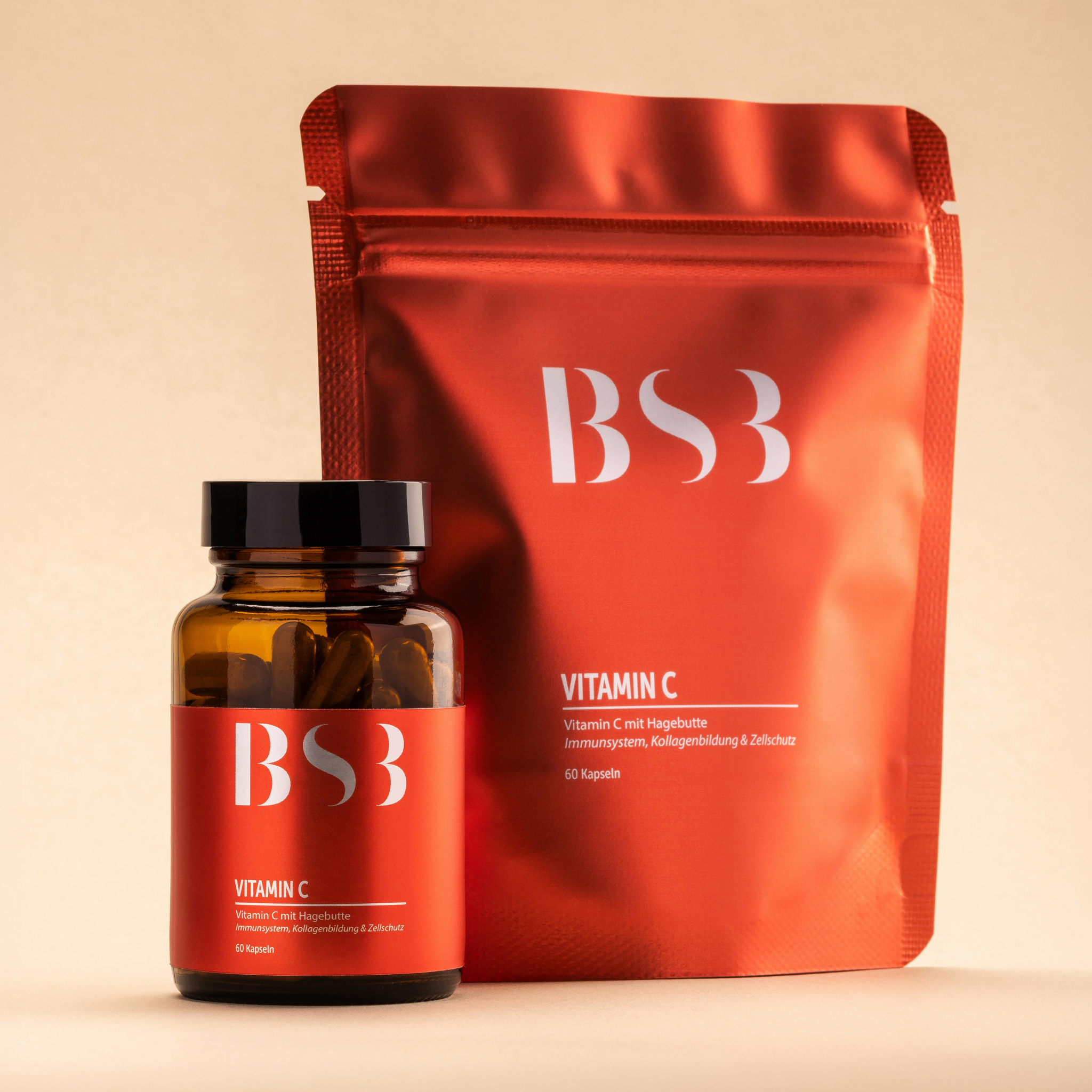 Hautpflege-Serum mit Vitamin C von BeautySystem-3, in einer weißen Flasche mit Pumpaufsatz, auf einem weißen Hintergrund