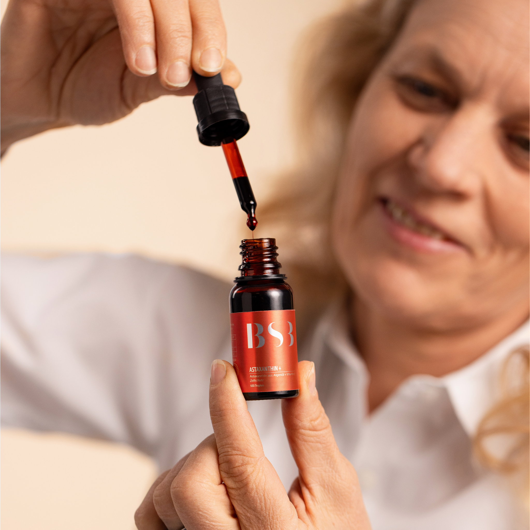Astaxanthin + Nahrungsergänzungsmittel von BeautySystem-3, dunkelrote Kapseln in einer Packung.