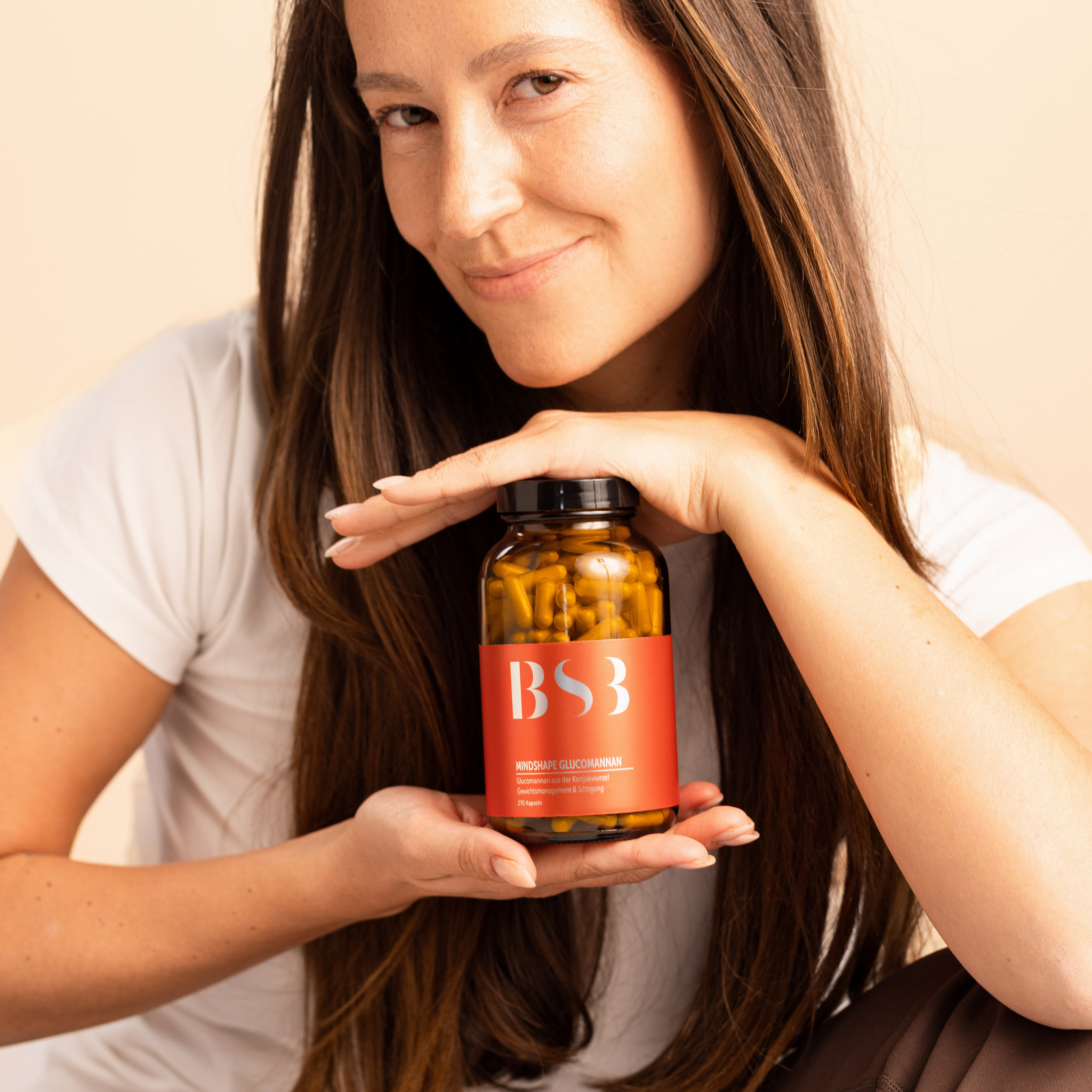 Schwarze Kapseln von MINDSHAPE GLUCOMANNAN von BeautySystem-3 in einer transparenten Dose, Nahaufnahme der Nahrungsergänzungskapseln