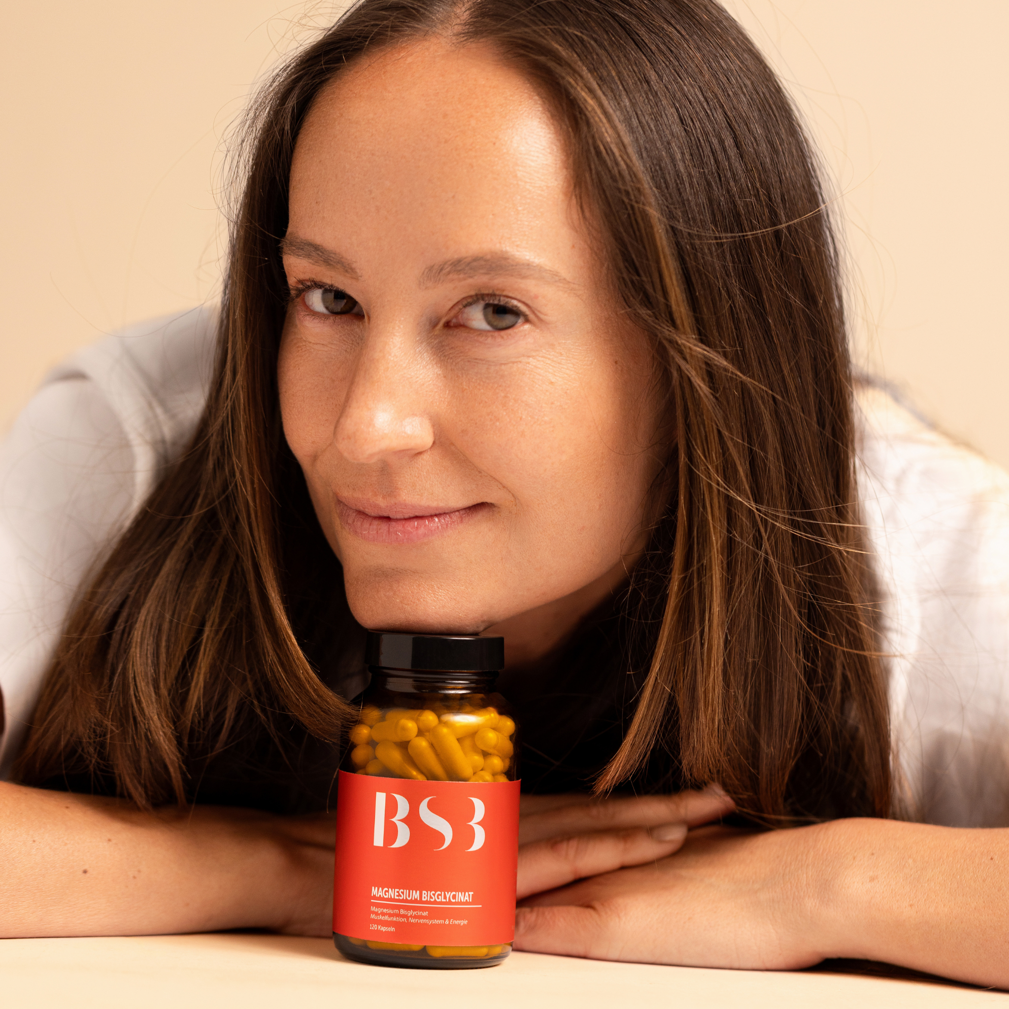 Magnesium Bisglycinat von BeautySystem-3, helle Kapseln in einer weißen Dose auf weißem Hintergrund.