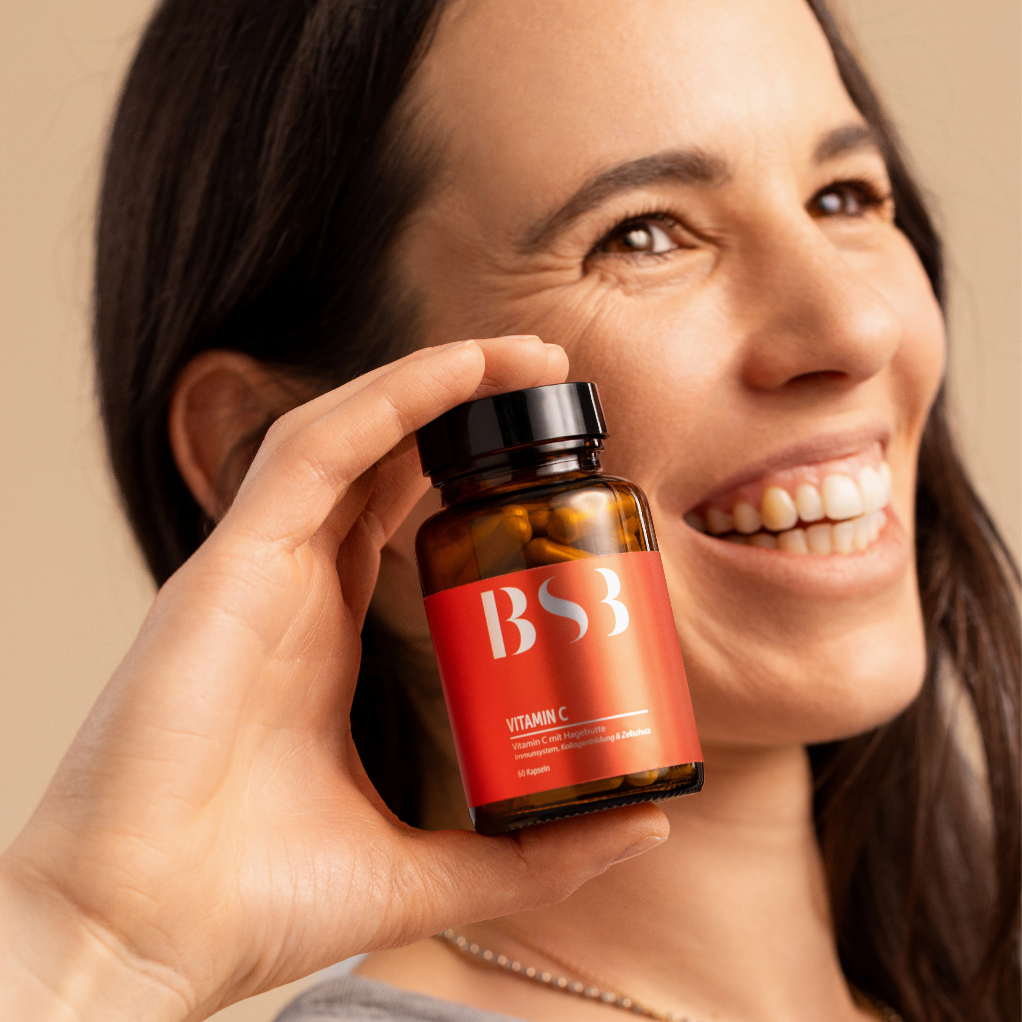Heller Vitamin C Serum von BeautySystem-3 in einer Tropfflasche, für strahlende Hautpflege, mit frischer Zitrus-Optik