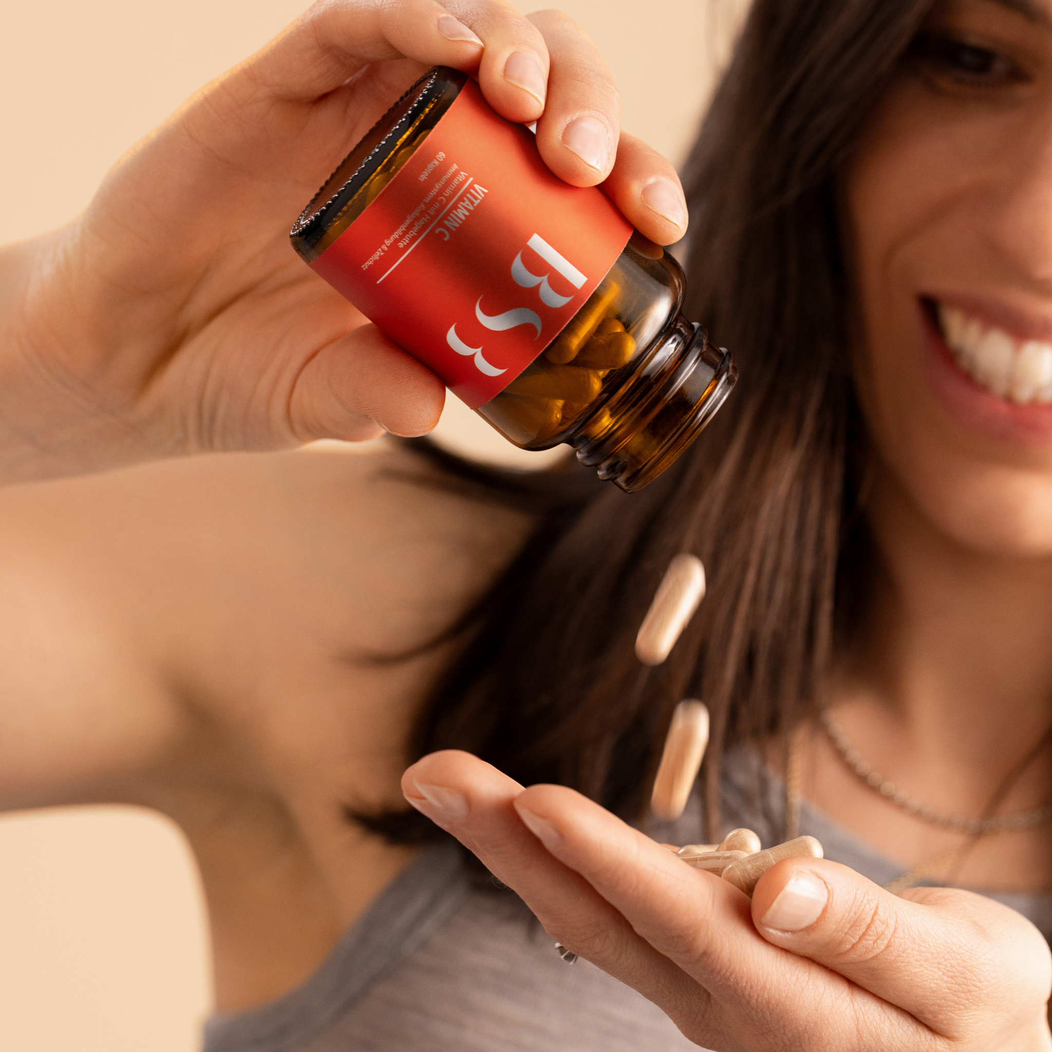 Heller Flakon mit Vitamin C Serum von BeautySystem-3, mit goldener Verpackung und Pipette, auf weißem Hintergrund.